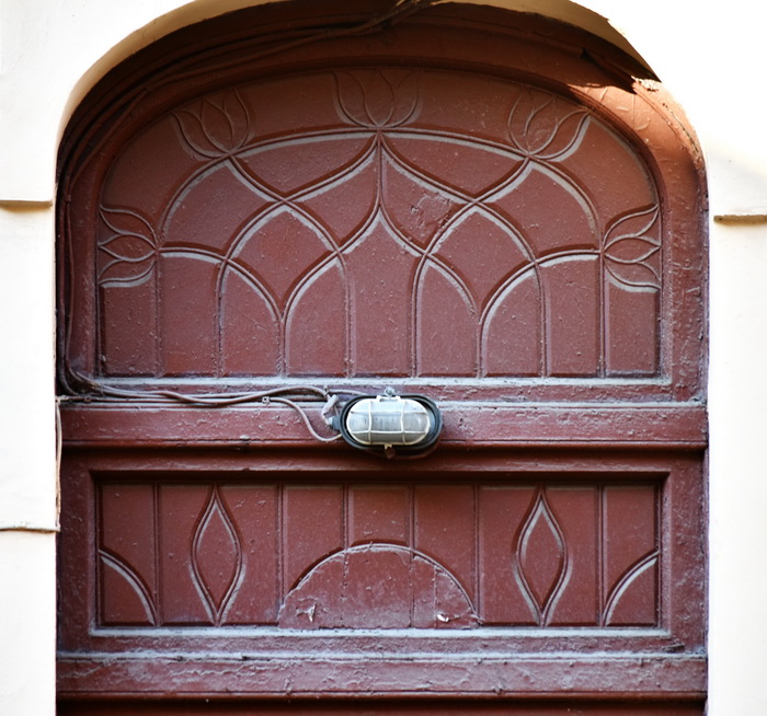 Средний пр., д. 27. Фрамуга с витражом начала ХХ века над дверью входа. Фото 2020